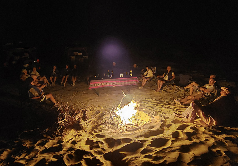 Feu de camp en plein désert