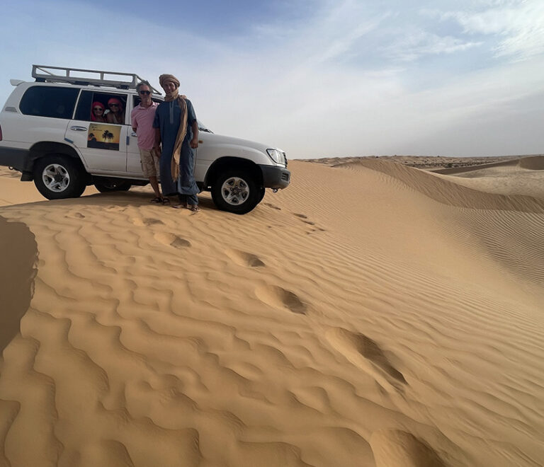 4x4 sur une dune de sable en Tunisie