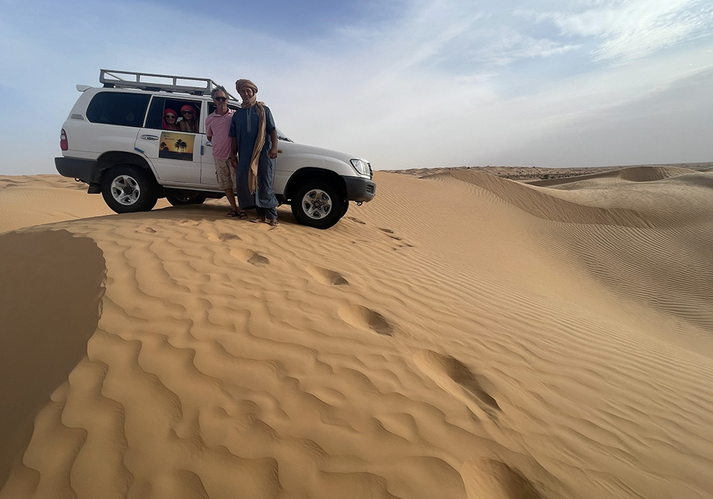 4x4 sur une dune de sable en Tunisie