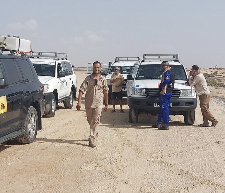 Guides et 4x4 en plein désert Tunisien